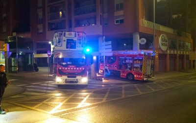 Els Bombers davant del bloc del carrer Alfons Sala 