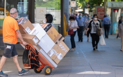 Un repartidor al carrer | Arxiu