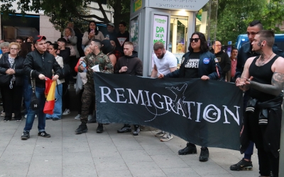 Pancarta de 'Remigration' del col·lectiu ultra Deport Them Now a Mataró | ACN