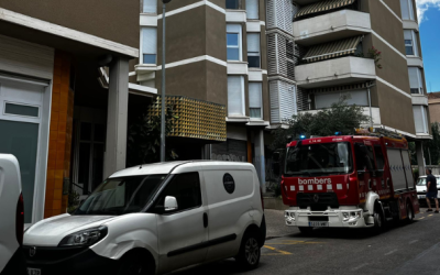 Una unitat de Bombers al carrer Escola Pia | Mireia Sans