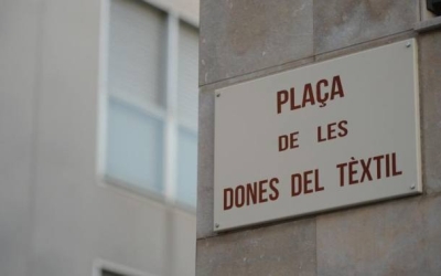 Placa de la plaça de les dones del tèxtil de Sabadell