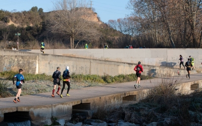 Corredors a Sabadell, pel Ripoll, durant la cursa La Llanera