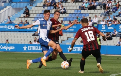 Sergi Altimira i Pedro Capó lluiten per la pilota en una acció de l'últim Sabadell-Eldense | CES