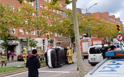 Un cotxe bolcat a l'avinguda Matadepera (Ca n'Oriac) 