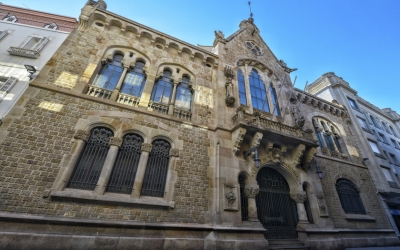 L'edifici modernista de la Fundació 1859 Antiga Caixa Sabadell al carrer Gràcia