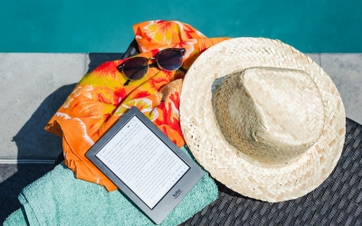 Un llibre electrònic en una piscina | Perfecto Capucine (Pexels)