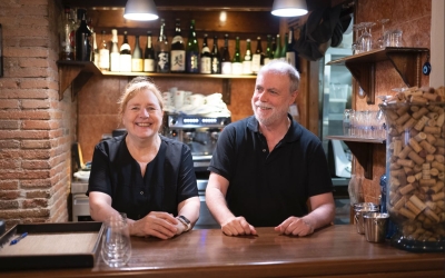 Paco Querol i Núria Pérez darrera la barra del 9 de la Borriana | Roger Benet