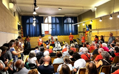 La sala de l'Acadèmia Catòlica ha quedat petita per rebre Lluís Llach | Mireia Sans