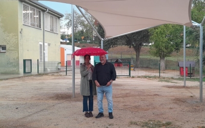 Marta Farrés i el regidor Manolo Robles sota el nou tendal instal·lat al pati de l'Escola Roureda