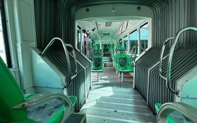 Interior de l'autobús articulat