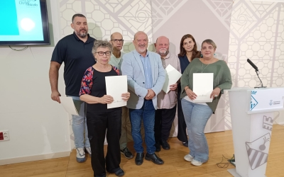 El regidor Manuel Robles amb els representants de les noves entitats | RàdioSabadell
