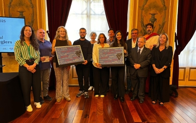 Les guardonades amb representants polítics i els membres del jurat del memorial