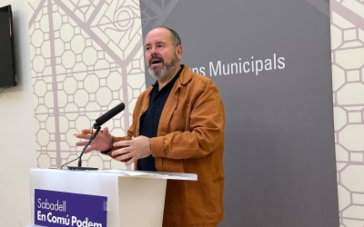 Joan Mena, portaveu del grup municipal, durant la roda de premsa