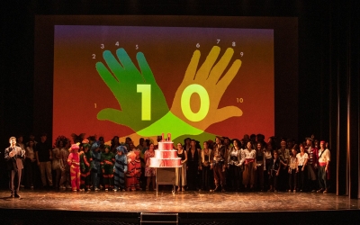 Moment final de la gala amb tots els actors dalt de l'escenari