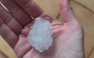 Algunes de les pedres que han caigut aquesta tarda a Sabadell | Cedida