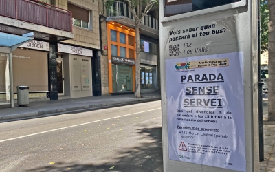 Parada d'autobús de Sabadell amb un cartell 