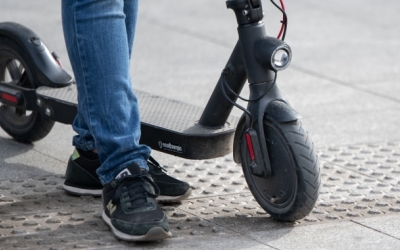 Un patinet circulant pel Centre