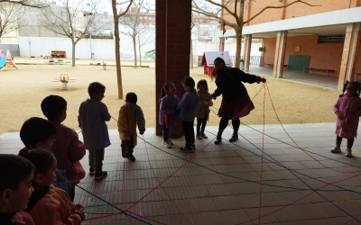 Una vetlladora fent suport als alumnes d'una escola | Cedida