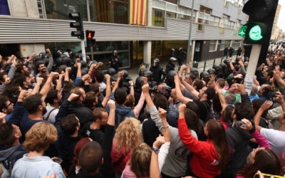 L'actuació de la Policia Nacional a la façana de l'escola Nostra Llar durant 1-O | Roger Benet 