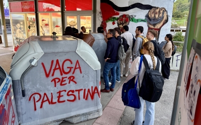 Contenidors bloquejant l'accés a la UAB | Gemma Sánchez Bonel (ACN)