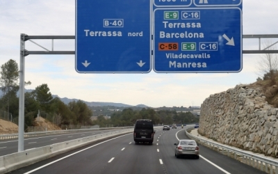 Cartells de sortida a Terrassa i d'enllaç amb la C-58, l'E-9 i la C-16 des de la B-40 a Terrassa | Albert Segura (ACN)