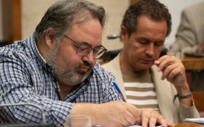 Francesc Baró i Lluís Matas, en segon pla, al Ple municipal | Roger Benet