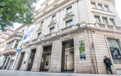 L'edifici del Banc Sabadell a la plaça Sant Roc