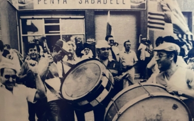 Membres de la penya en una imatge d'època davant l'antiga seu a la plaça d'Olímpia | Penya Sabadell