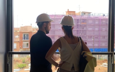 Eloi Cortés i Marta Farrés durant una visita a la promoció d'habitatge públic de Francesc Layret