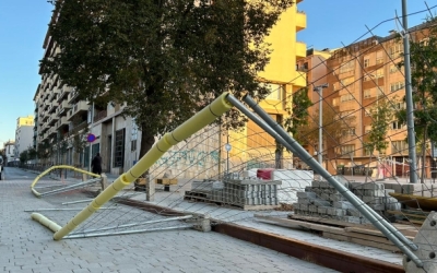 Una tanca d'obres caiguda a Sabadell durant el temporal Cián | Pau Vituri