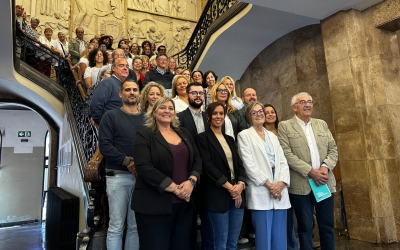 Membres del consell de la Gent Gran amb l'alcaldessa i regidors i regidores de l'Ajuntament de Sabadell