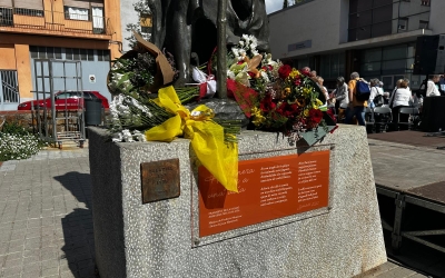 Ofrena floral al monument dels Avis i les Àvies a La Creu Alta