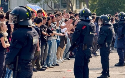 Antiavalots dels Mossos separant els dos grups | Jordi Pujolar (ACN)