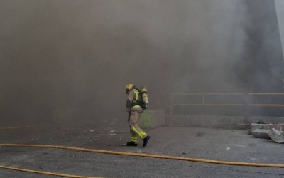 Un bomber treballant en l'incendi de Can Roqueta | Bombers