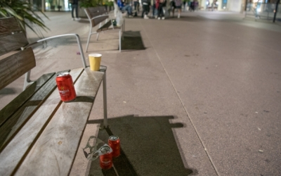 Llaunes en un banc del Passeig | Roger Benet