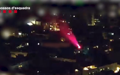 Imatge del punter apuntant l'helicòpter dels Mossos