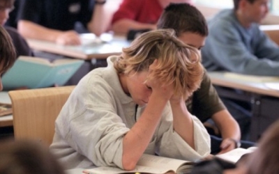 Un adolescent en una aula | Arxiu