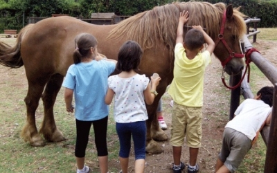 Uns nens fent activitats a l'Espai Natura | Cedida