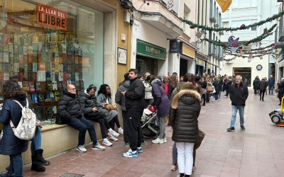 Llarga cua al carrer Sant Antoni aquest matí | Pau Vituri
