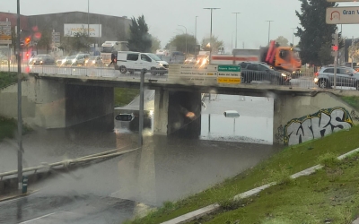 Dos vehicles enfonsats a l'aigua, sota el pont 1 de la Gran Via | X (@fxrrxti)