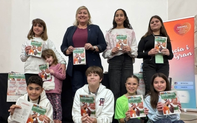 Laura Reyes i joves membres del Consell d'Infants i Adolescents de Sabadell