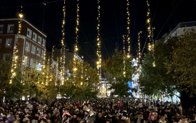 Els llums encesos al passeig de la Plaça Major
