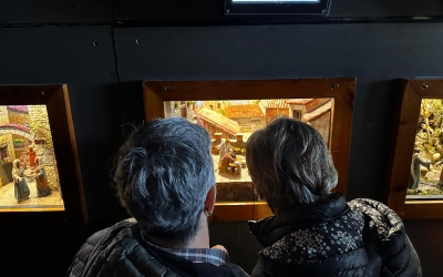 Dues persones contemplant un dels diorames exposats 