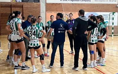 Pol Ibáñez esperonant el seu equip en un temps mort | Adrián Arroyo