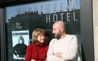 Rosa Renom i l'autor de 'La majordoma', Josep Maria Miró, a la sala Heartbreak Hotel | ACN (Guillem Roset)