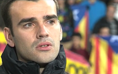 Puigdollers escoltant l'himne a la banqueta del Lluís Companys | Dorsal10