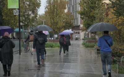 Pluja al passeig de la plaça Major de Sabadell
