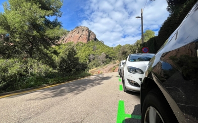 Les places d'aparcament ja pintades als accessos de La Mola