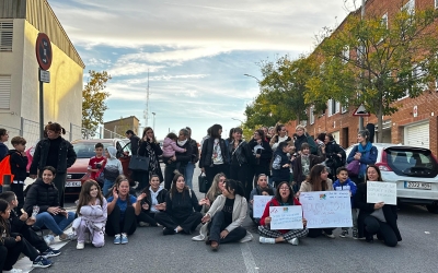 Les persones concentrades davant l'escola Pau Casals