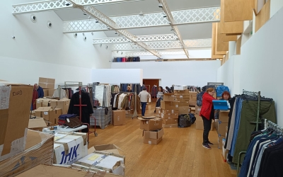 Muntatge de l'outlet a l'Espai Cultura | RàdioSabadell